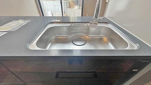 《キッチン》 ■ステンレス製シンク。幅と奥行きがありますので、食器洗時のストレスも減りそうです。