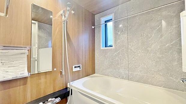 《浴室》 ■ゆったり足を伸ばせる浴槽。お子様と一緒でもゆとりの1坪タイプ。1日の疲れを癒してくれるバスタイム。