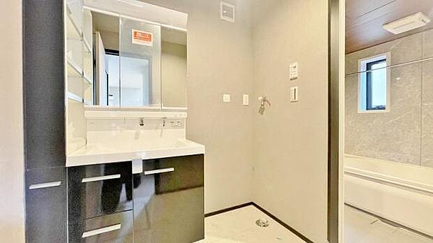 《洗面化粧台》　■使いやすいシャープなデザインの洗面化粧台。