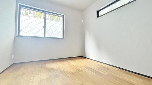 《洋室》　■机とべットを入れても十分な広さ。。お子様の勉強部屋に。。グングンと成績ＵＰの予感が。。