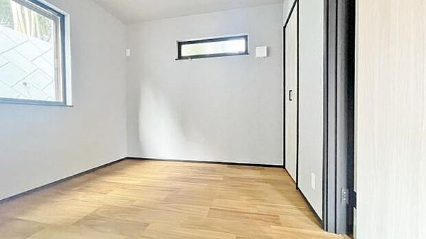 《洋室》　■収納もしっかりとれていて、陽当たりも良く明るい居室。