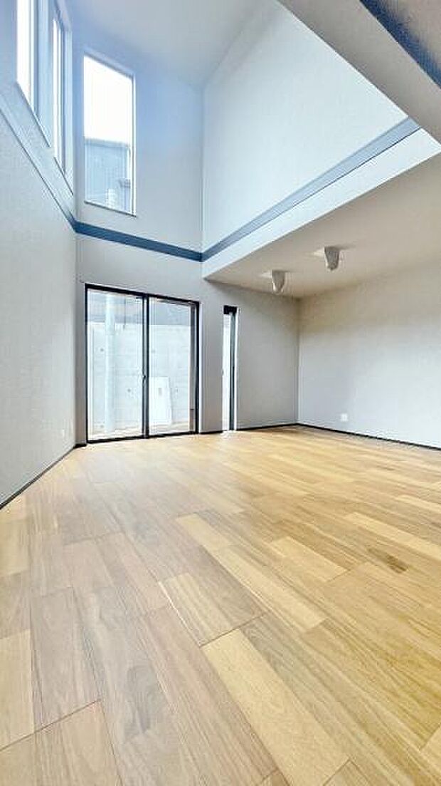 《リビングダイニング》 ■大画面TVも余裕、インテリアプランが考えやすいワイドなリビング。