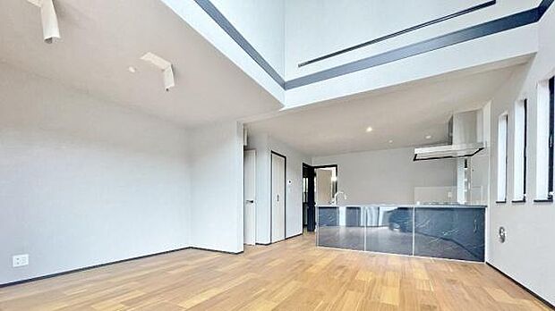 《リビングダイニング》　■豊かな光が照らすこの場所は、たわいもない会話を楽しみ、ゆったりとした時間を過ごす場所。