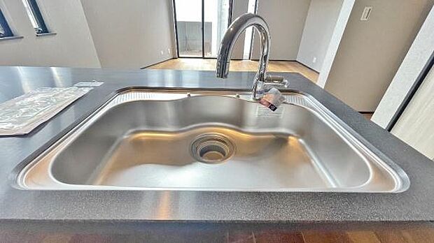 《キッチン》 ■ステンレス製シンク。幅と奥行きがありますので、食器洗時のストレスも減りそうです。
