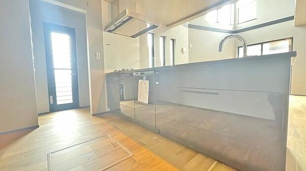 《システムキッチン》　■よく使う物はシンクの下に、保存容器やお鍋などの季節の食器は背中側に。使い分けができる収納スペースがたっぷりのキッチンです