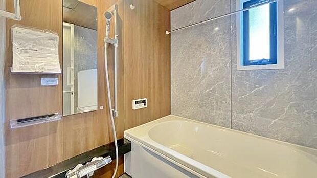 《浴室》 ■ゆったり足を伸ばせる浴槽。お子様と一緒でもゆとりの1坪タイプ。1日の疲れを癒してくれるバスタイム。