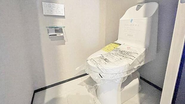 《トイレ》　■快適な使用感が人気の温水洗浄脱臭暖房機能を搭載。しかも汚れがつきにくく落ちやすい、洗浄力に優れた洗浄機能付トイレ。