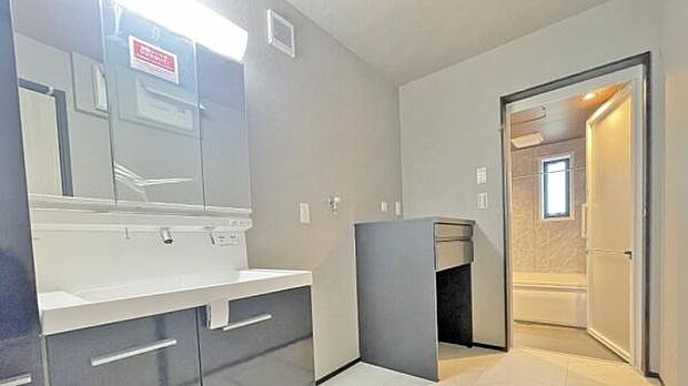 《ランドリー》■ドラム式洗濯機も楽々における、広いパウダールームで朝の身支度も気持ちよくできそう。室内物干しやワークカウンター付きで、お洗濯の効率もUP。