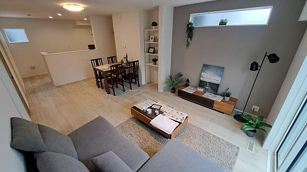 《リビングダイニング》 ■開放的で広いリビング。のびのびとくつろげるリビングは、家族のコミュニケーションの場として、みんなが集まる暖かな場所に。