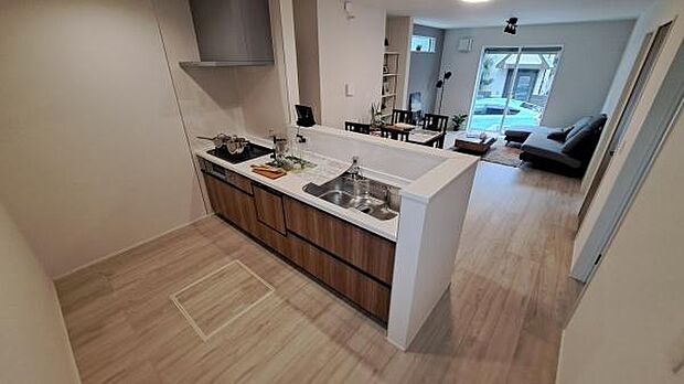 《システムキッチン》 ■家族が集う楽しく親子の会話も弾むキッチン。明るく清潔で使い勝手のいいキッチンには、いつも家族の笑顔があふれています。