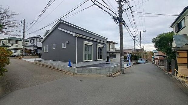 《外観》 ■一戸建ての多いエリア、静かで落ち着いた雰囲気。シンプルで美しいフォルム空気までクリーンになるような佇まい。心地よいライフスタイルが実現できるそんな予感。