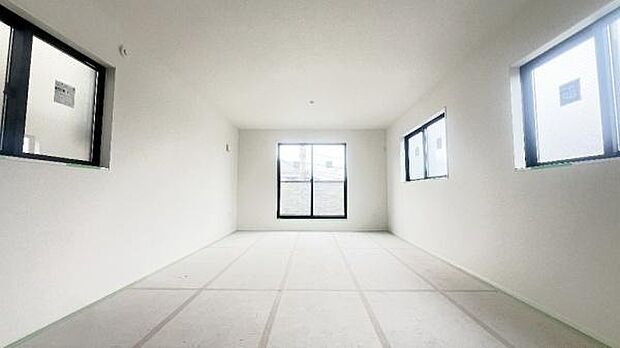 《リビングダイニング》　■大画面ＴＶも余裕、インテリアプランが考えやすいワイドなリビング。家族がしぜんに集まる広さ、お子様が思わず走り出す大空間。