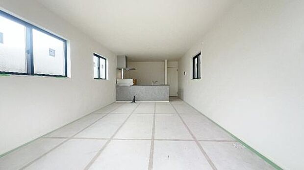 《リビングダイニング》　■上質な時間を育む暮らしのメインステージ。寛ぎとご家族とのコミュニケーションを育む居心地のよい場所。この明るい空間は家族に安らぎを与えて、落ち着いた心地よい空間になるでしょう。