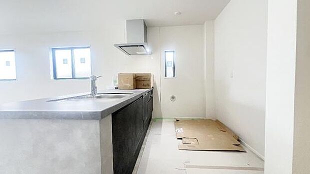 《システムキッチン》　■会話を楽しみながら食事を味わう。一緒にいる時間が楽しい空間。カフェにいるような気分で毎日を過ごしたい。家族でいる時間を柔らかに包み込むインテリア。