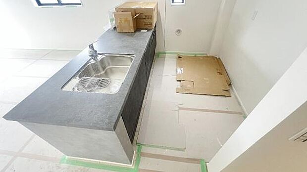 《ダイニングキッチン》　■人気のペニンシュラキッチン。家族団らんの食卓。本画像は家具家電や小物の配置をCGで作成しており、実際に現地に家具家電や小物は置かれておりません。また、価格に含まれておりません