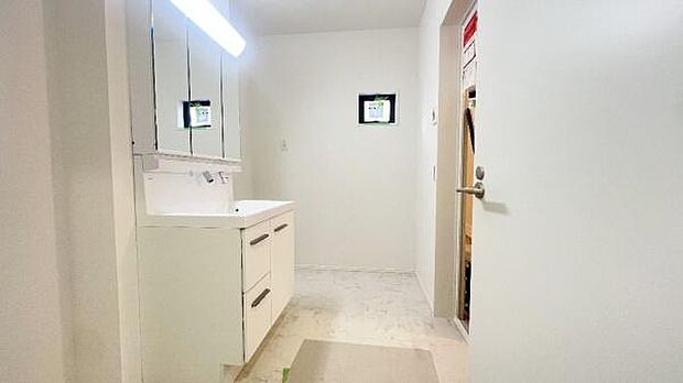 《洗面化粧台》　■使いやすいシャープなデザインの洗面化粧台。