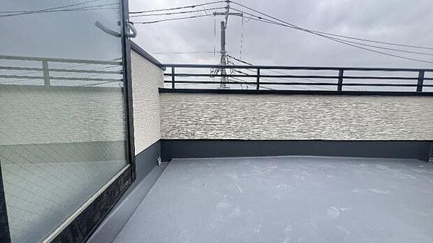 《バルコニー》　■陽当りも良く、洗濯物も良く乾きそうです。目の前には気持ちの良い青空が広がります。