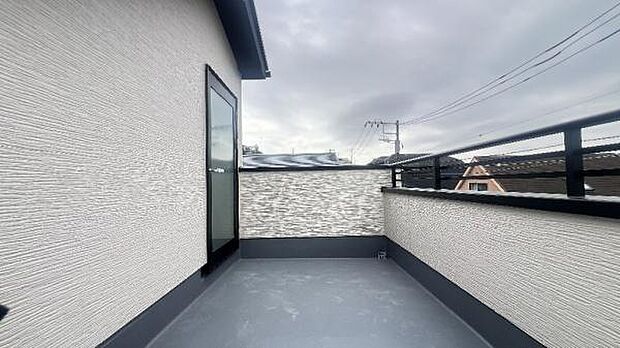 約6帖のルーフバルコニーは風の流れを感じることのできる、解放的な憩いのスペースとしてご利用できます。