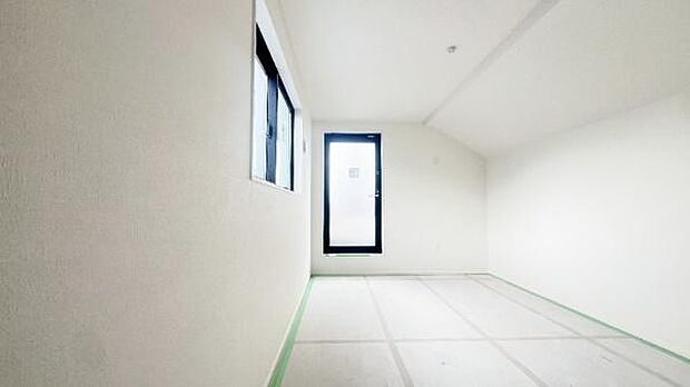 《洋室》　■ナチュラルトーンのフローリングと白壁が織りなす、明るく温かな洋室。窓から差し込む柔らかな光が、日々の暮らしをやさしく包み込みます。