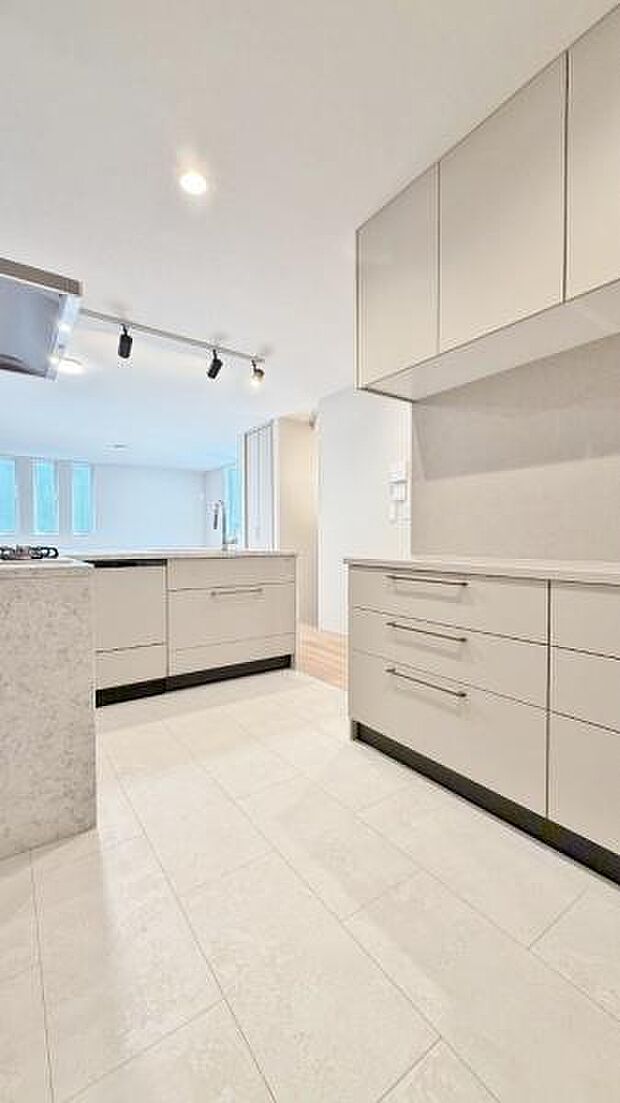 《ダイニングキッチン》 ■会話を楽しみながら食事を味わう。一緒にいる時間が楽しい空間。カフェにいるような気分で毎日を過ごしたい。家族でいる時間を柔らかに包み込むインテリア。