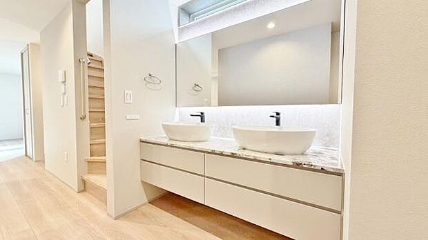 《洗面化粧台》 ■ホワイトの洗面化粧台は三面鏡付き朝の準備がぐっとスマートに。ウッドシェルフとの絶妙なコーディネートがナチュラルな心地よさを演出