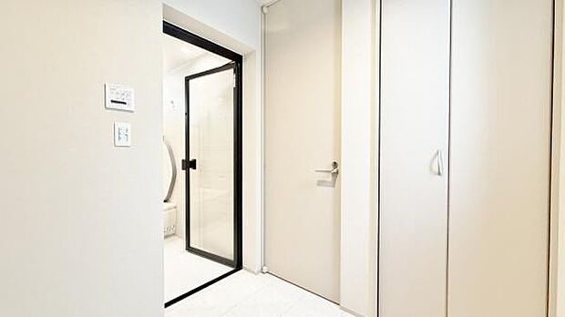 《リネン庫》 ■パウダールームにあると嬉しいリネン庫、タオルや洗剤など収納び便利です