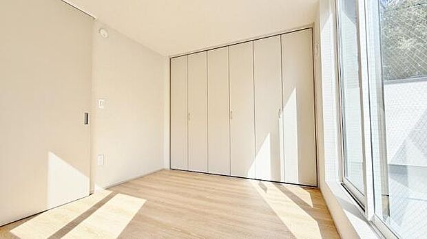 《洋室》 ■明るくスタイリッシュな空間になっています。