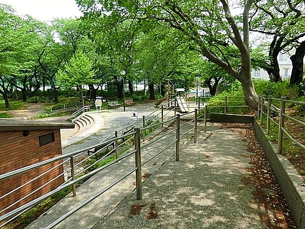 幸ケ谷公園まで212m、桜の名所にもなっている丘の上の公園で電車が走っている様子や横浜の景色を見渡せます。コミュニティハウスが隣接されています。