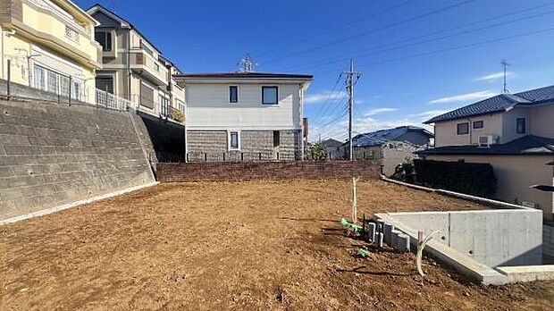 落ち着いた閑静な低層住宅地に佇む邸宅を建築予定。永住の地としてゆったりお住まいいただけます。