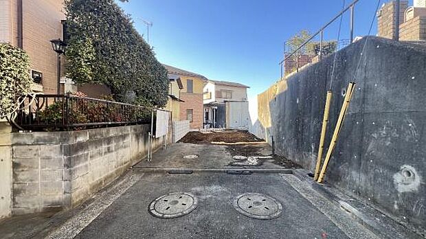 《前面道路》 ■落ち着いた住環境です。
