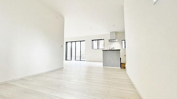 とても伸びやかな印象のLDK。南西向きの陽当たりの良さと隣接の洋室との一体感から、明るく広々とした大空間を感じていただけます。住まわれる方の日々の生活を、笑顔溢れるものにしてくれます。