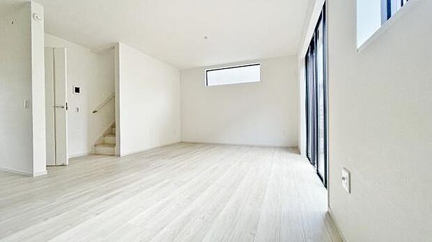 《リビングダイニング》 ■豊かな光が照らすこの場所は、たわいもない会話を楽しみ、ゆったりとした時間を過ごす場所。家族の日常が刻まれる大切な空間です。自然光に溢れるこの空間はリフレッシュにピッタリです。