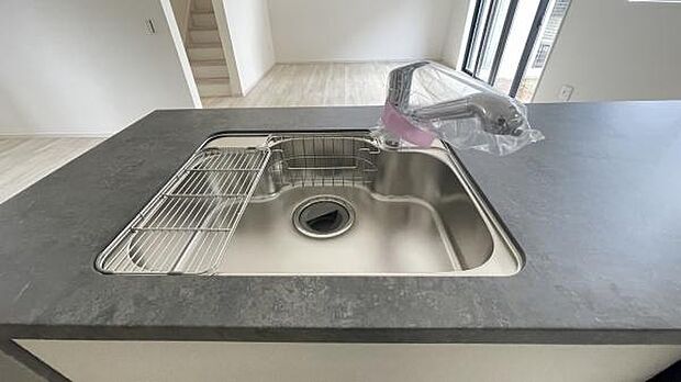 《キッチン》　■ステンレス製シンク。幅と奥行きがありますので、食器洗時のストレスも減りそうです。