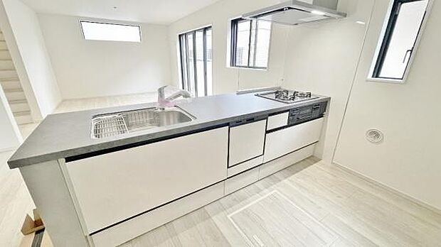 《キッチン》　■家族が集う楽しく親子の会話もはずむキッチン。明るく清潔で使い勝手のいいキッチンには、いつも家族の笑顔があふれています。