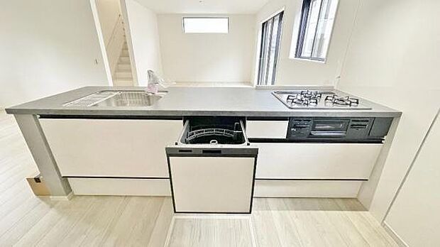 《キッチン》 ■使いやすい収納豊富なキッチンです。