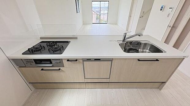 《キッチン》　■お手入れしやすくきれいなキッチン。お料理の始めから後片付けまで楽しい時間になりそうです。