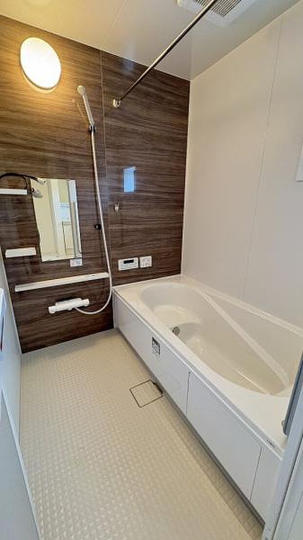 《浴室》　バスルームは一日の疲れを癒す居心地の良い空間です。