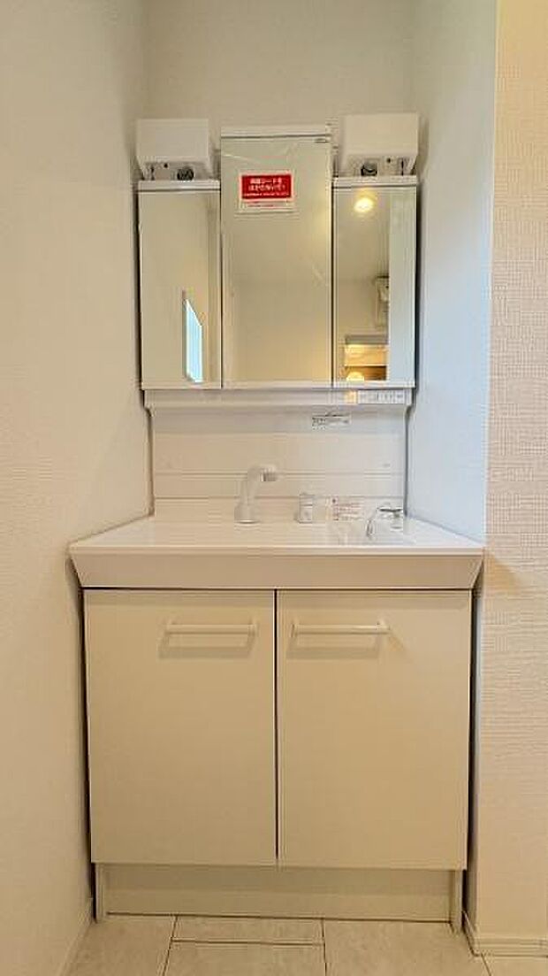 《洗面化粧台》　■使いやすいシャープなデザインの洗面化粧台。