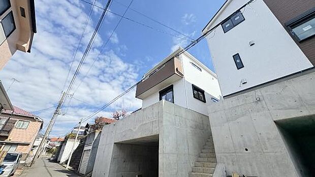 《前面道路》 ■静かで落ち着いた雰囲気。