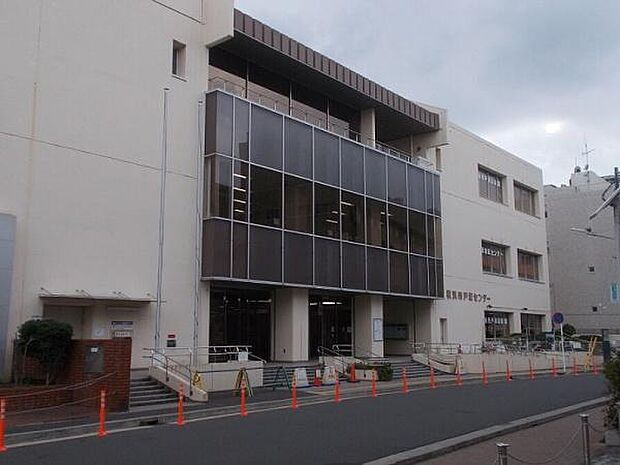 横浜市戸塚図書館まで1361m、戸塚センター内にあります。