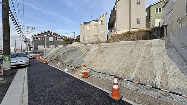 《前面道路》 ■前面道路が広く、開放的です。日当たりも良好です。