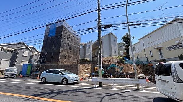 《前面道路》 ■前面道路が広く、開放的です。日当たりも良好です。
