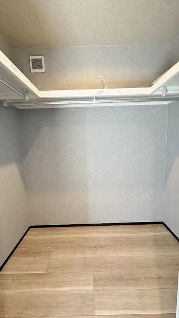 《ウォークインクローゼット》 大容量のウォークインクローゼットをご用意。衣類だけでなく、遊び道具やトランクなどの旅行用品の収納にも重宝します。