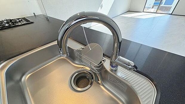 浄水器一体型の水栓。ワンタッチで切り替えができますので、キレイなお水を惜しみなく毎日のお料理や家事全般に使用していただけます。
