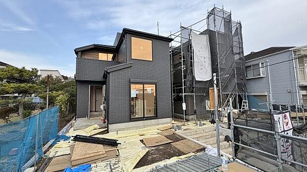 低層の住宅が立ち並ぶ住宅地に佇む、スタイリッシュな外観のお住まいを予定しております。吹抜から陽の光をLDKに採りこみますので、とても明るいお住まいです。