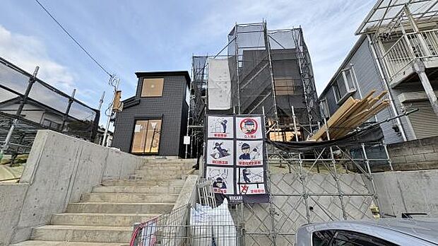 低層の住宅が立ち並ぶ住宅地に佇む、スタイリッシュな外観のお住まいを予定しております。吹抜から陽の光をLDKに採りこみますので、とても明るいお住まいです。