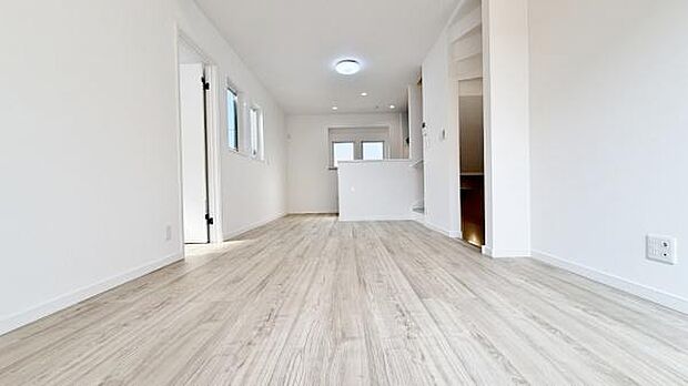 《リビングダイニング》　■豊かな光が照らすこの場所は、たわいもない会話を楽しみ、ゆったりとした時間を過ごす場所。家族の日常が刻まれる大切な空間です。自然光に溢れるこの空間はリフレッシュにピッタリです。