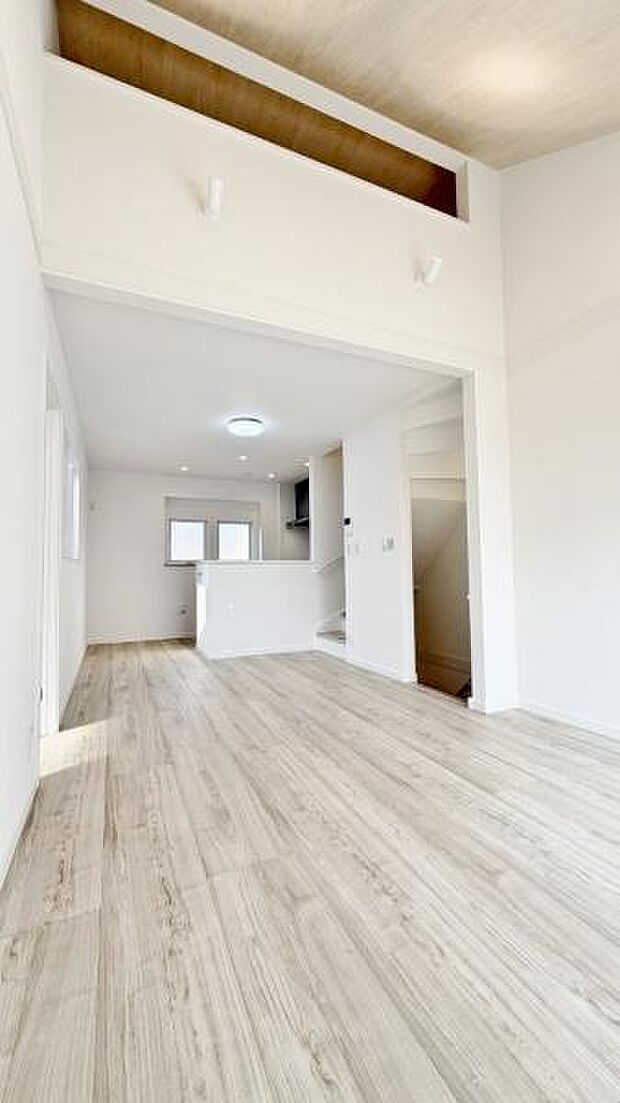 《リビングダイニング》　■開放的で広いリビング。のびのびとくつろげるリビングは、家族のコミュニケーションの場として、みんなが集まる憩いの場所に。