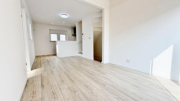 《リビングダイニング》　■大画面ＴＶも余裕、インテリアプランが考えやすいワイドなリビング。家族がしぜんに集まる広さ、お子様が思わず走り出す大空間。