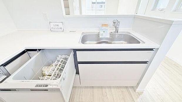 《システムキッチン》　家族が集う楽しく親子の会話も弾む対面キッチン。明るく清潔で使い勝手のいいキッチンには、いつも家族の笑顔があふれています。